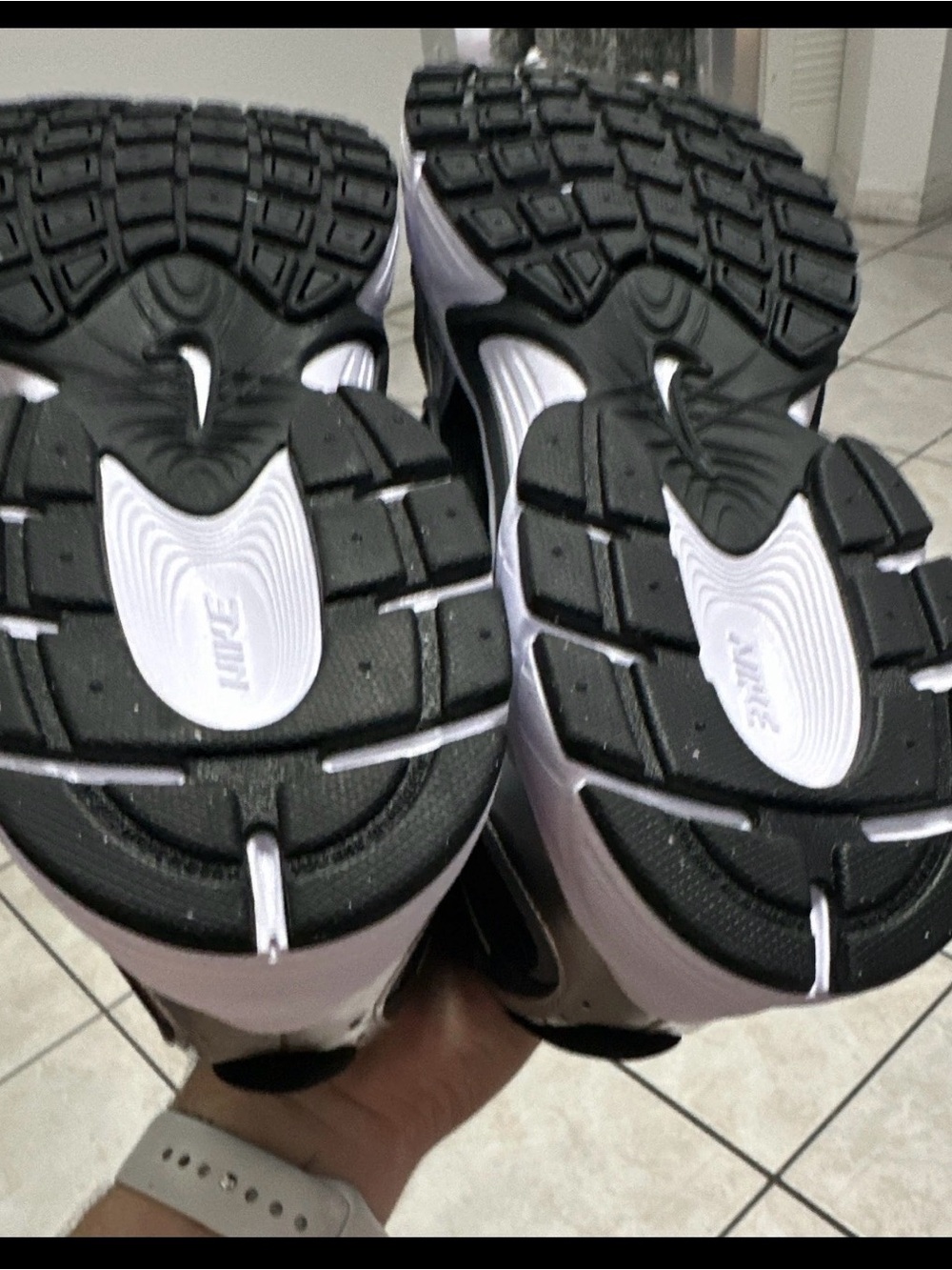 Nike Men's Athletic Shoes V5RNR - Picture 4 of 8